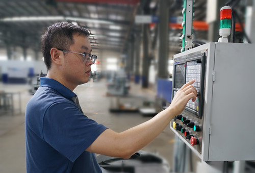 趙江鋒|從職場新人到技術能（néng）手：用八年時間把客戶（hù）需求精準翻譯成機床控製代（dài）碼